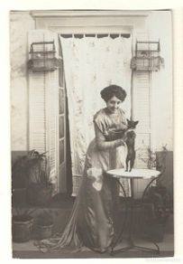 Fotografia antiga: CONCHA LEDESMA Y SU PERRO, ACTRIZ Y BAILARINA, FOTOGRAFÍA: ANTONI ESPLUGAS. ca 1915